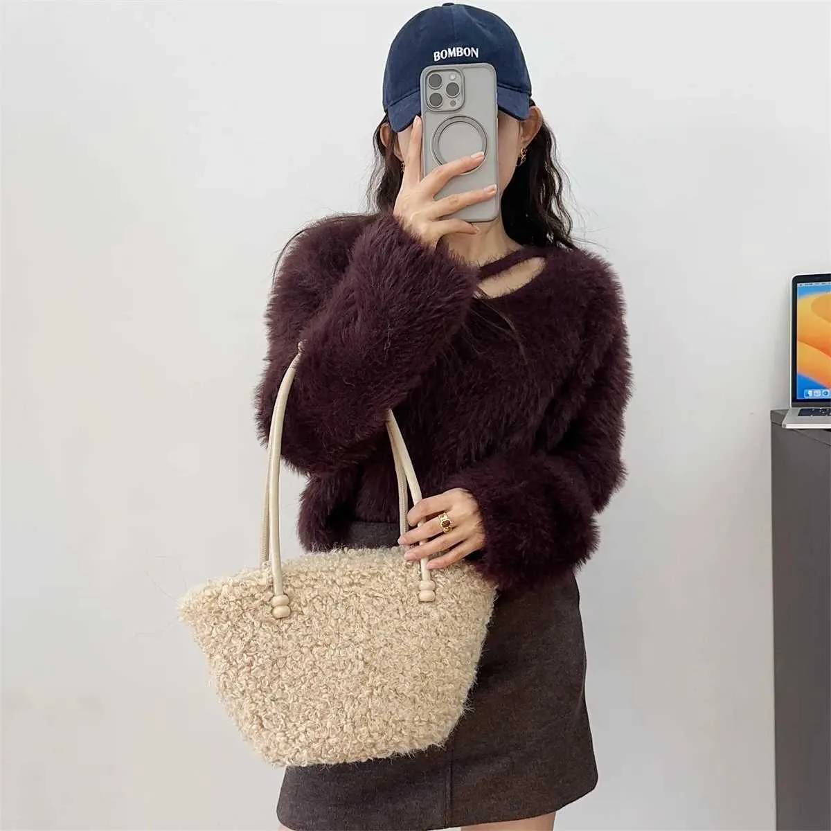 Bolso de hombro de felpa para mujer, de moda, liso, suave, informal, de lana de cordero, de gran capacidad, ligero, para uso diario._voghion.com