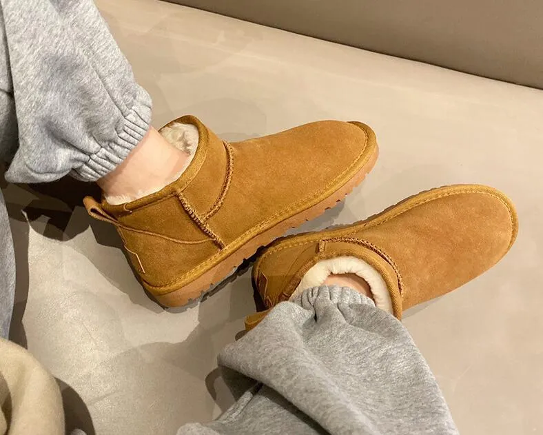 Bottes de neige courtes classiques à la mode pour femmes, bottes chaudes décontractées en peau de mouton et peluche avec sac à poussière pour cartes_voghion.com