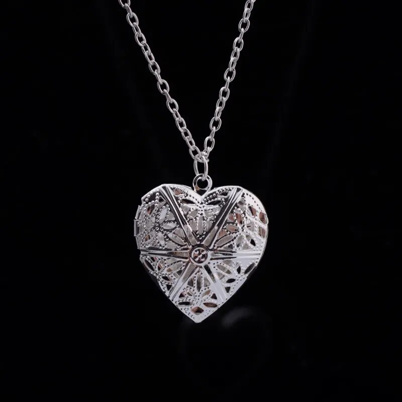 Colar com pingente de coração vazado retrô quente para mulheres, colar geométrico com pingente de amor, colar de corrente, explicação de joias, presente de Natal_voghion.com