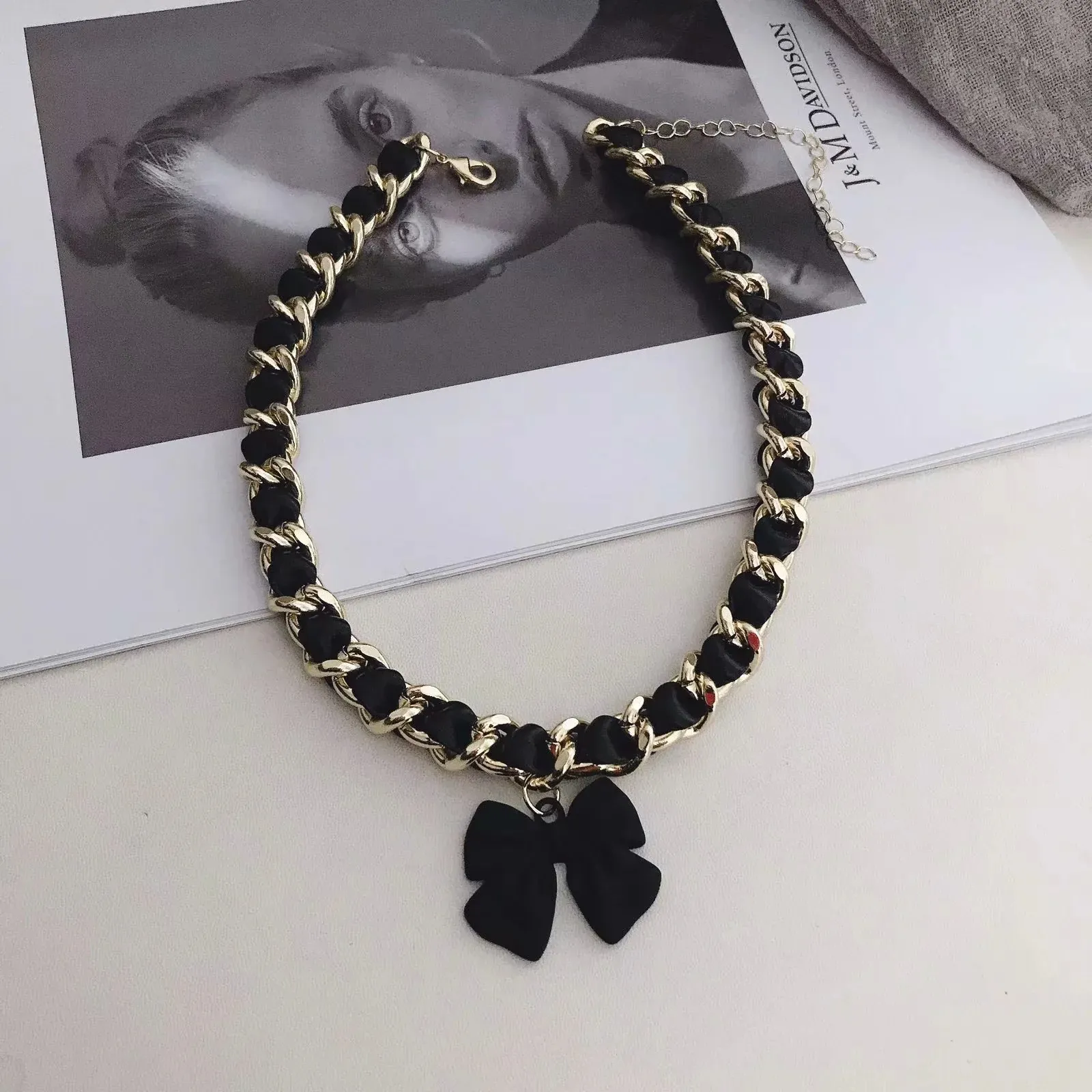 Collier ras de cou avec nœud papillon et cordon en cuir_voghion.com