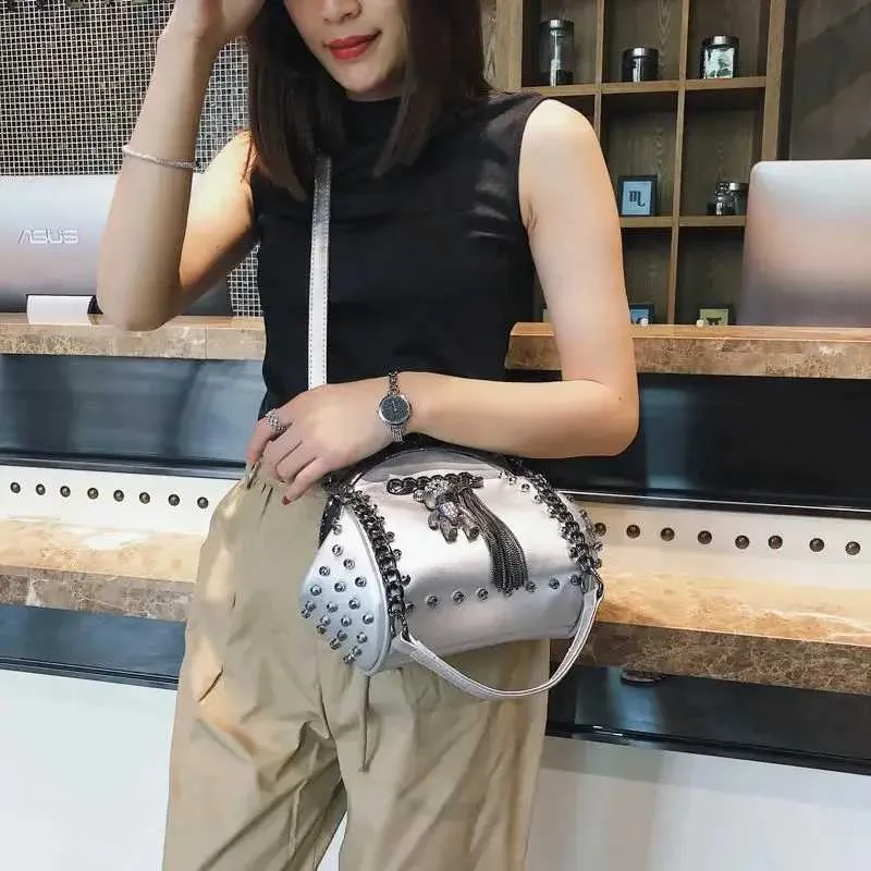 Metallfransen Dia Frauen Schulter Trend Stilvolle Chic Cartoon Anhänger Umhängetasche PU Leder Kette Weibliche Handba241216_voghion.com