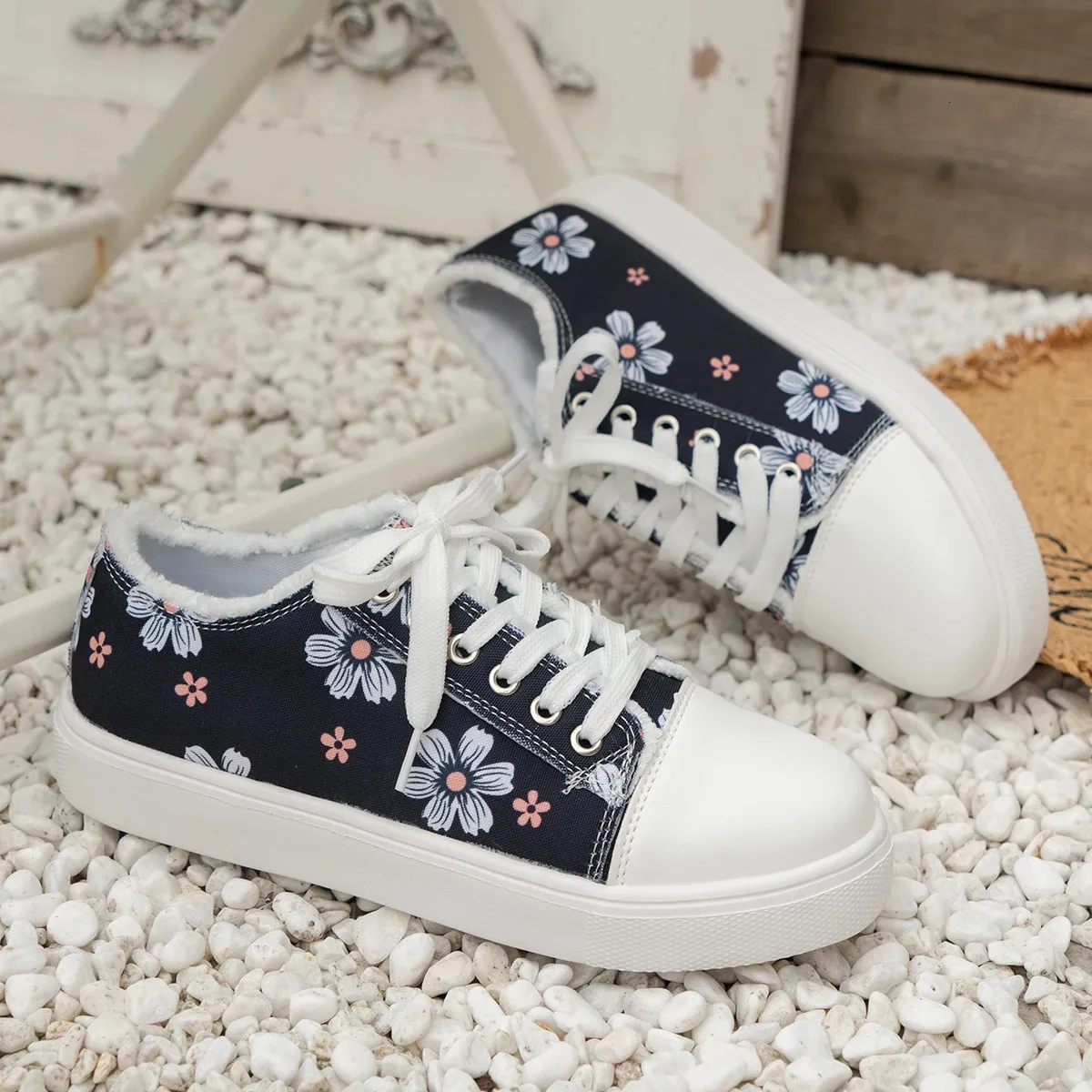 Women's Retro Floral Print Canvas Sneakers For Daily Comfort_voghion.com