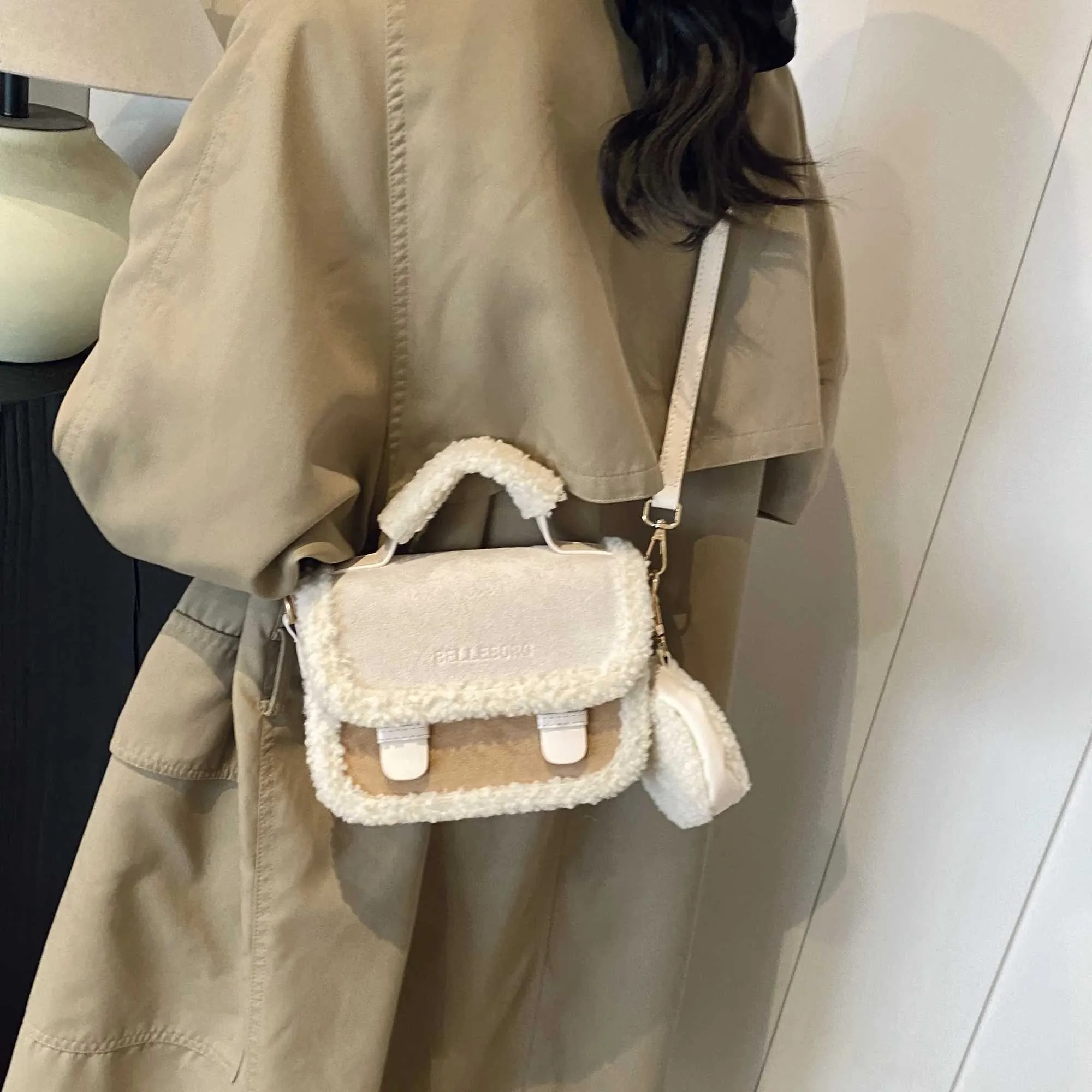 Nuevos bolsos de alta gama y de nicho con forma de cruz congelada para 2024 Y241216_voghion.com