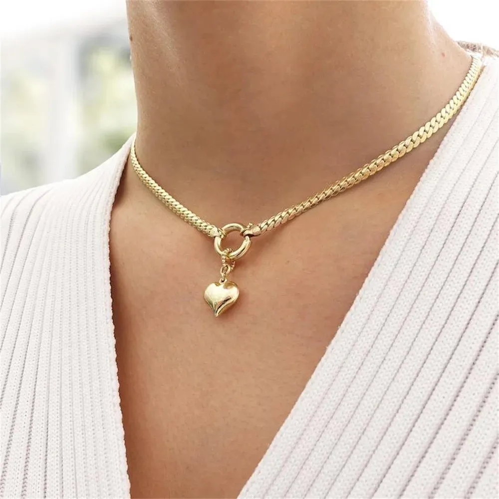 Collier multicouche avec pendentif pièce jésus marie doré_voghion.com