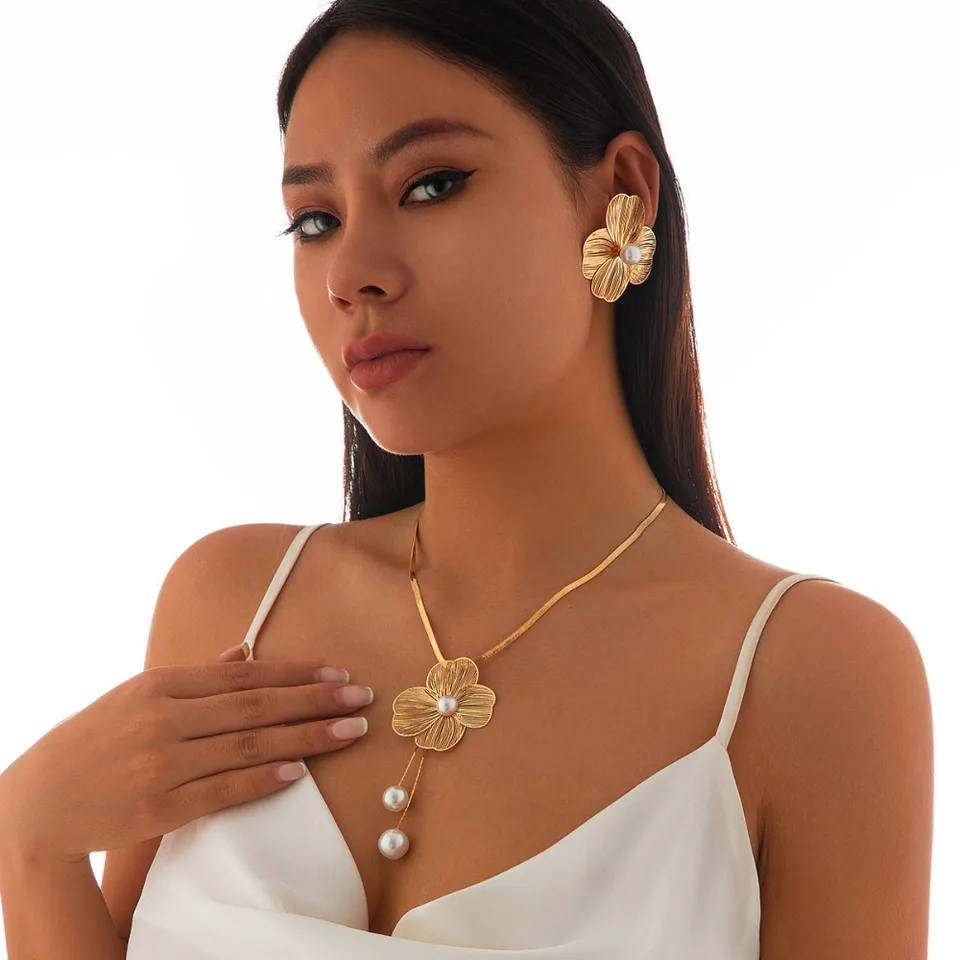 Parure bijoux fleur or avec collier perles et boucles pour femme_voghion.com