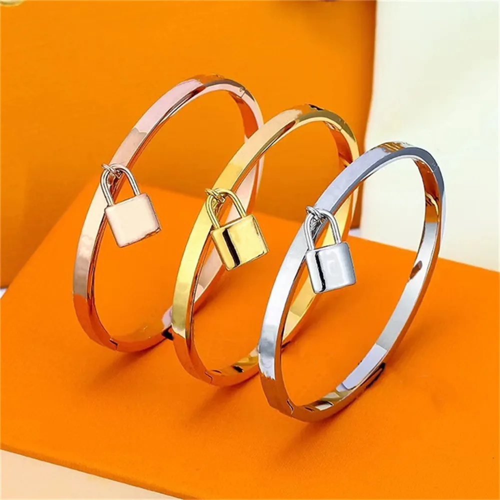 Edelstahlschnalle Armband Modeschmuck Männer und Frauen Designer Armreif vergoldet Initialen Armbänder personalisiert_voghion.com