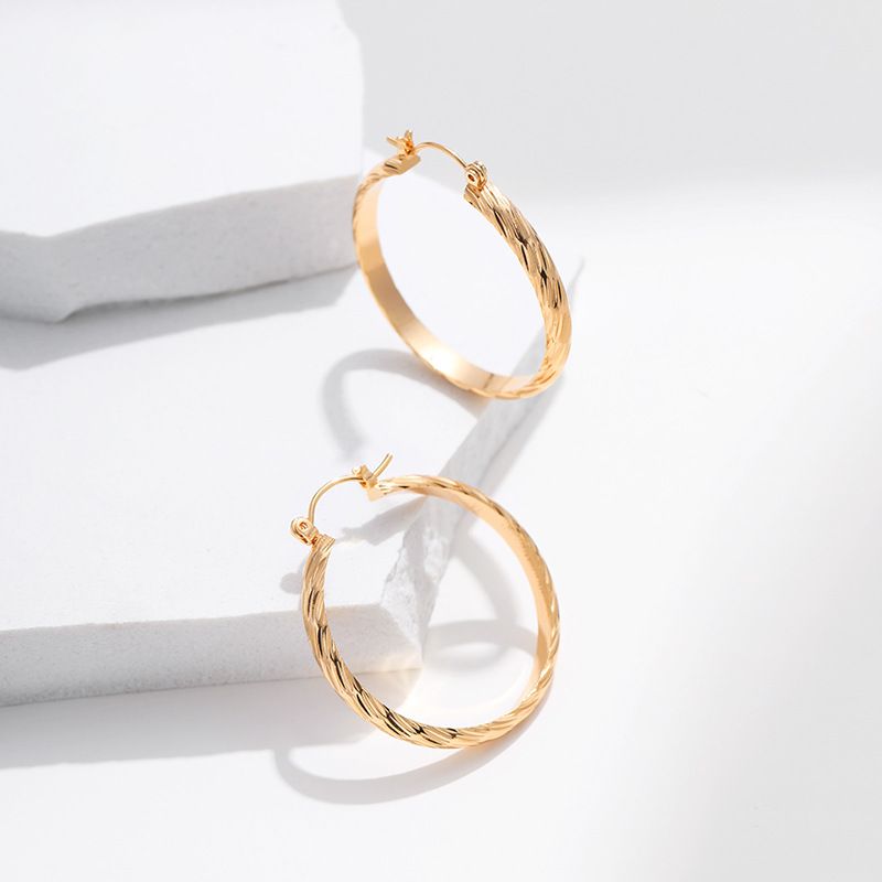 Orecchini a cerchio semplici alla moda, personalità minimalista, in metallo con texture, placcati in rame e oro vero._voghion.com