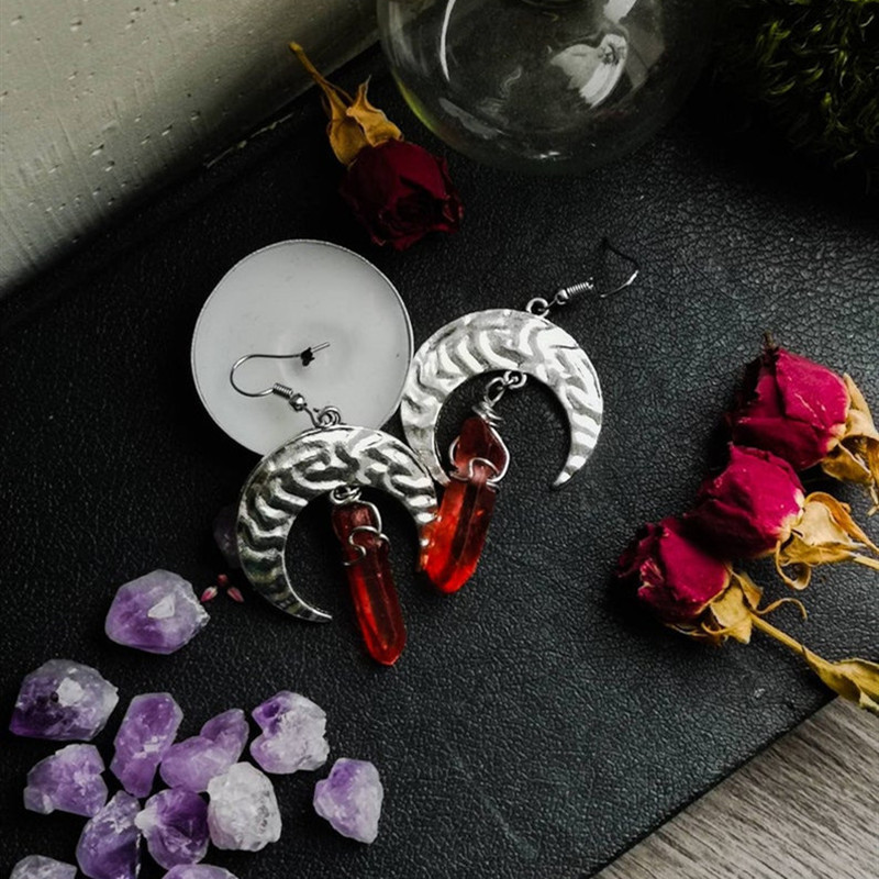 Boucles d'oreilles en cristal de quartz rouge brut et lune_voghion.com