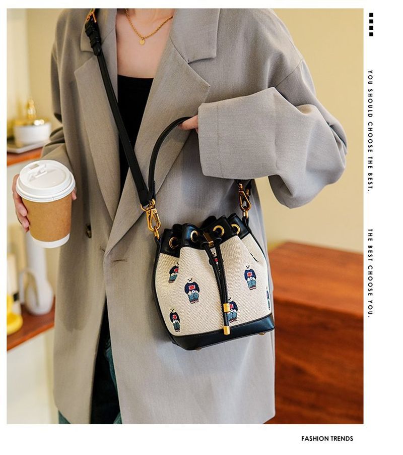 Modische, personalisierte Großraumtasche für Damen 2024, neue süße, tragbare Beuteltasche mit Cartoon-Muster,_voghion.com