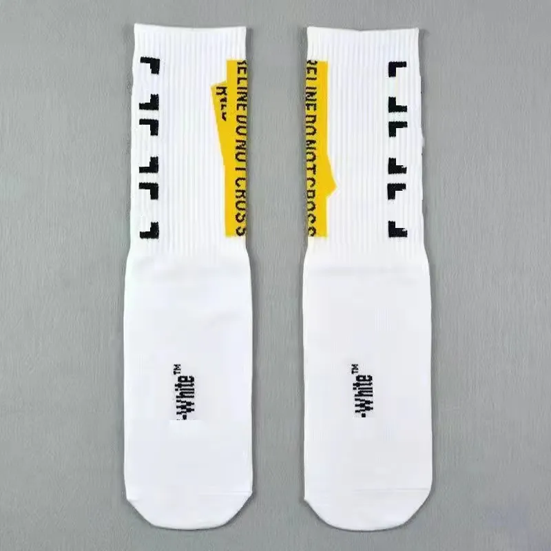 Men's socks Fashion designer Street wear Men's high quality all cotton matched arrow print Breathable black and white rice football socks_voghion.com