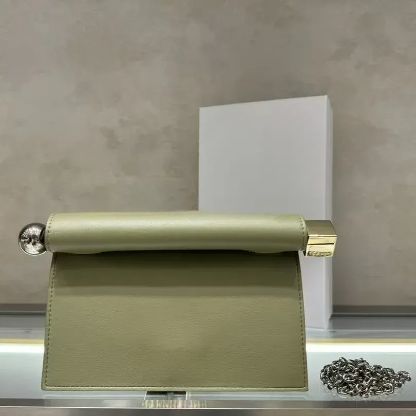 Elegante pochette da sera in pelle di agnello per uscite_voghion.com