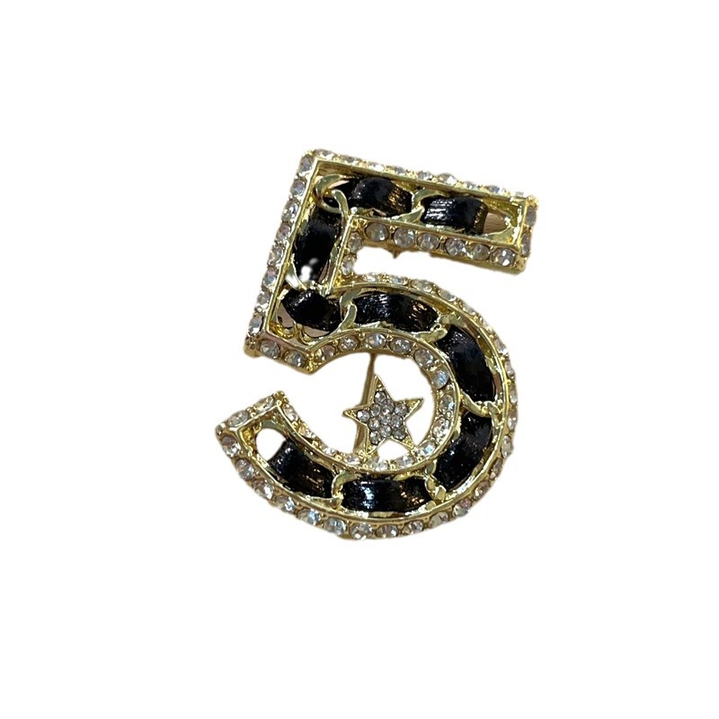 Broche personnalisée enveloppée de cuir numéro 5 en diamant clouté d'étoiles, exagérée et minimaliste, accessoire de luxe léger_voghion.com