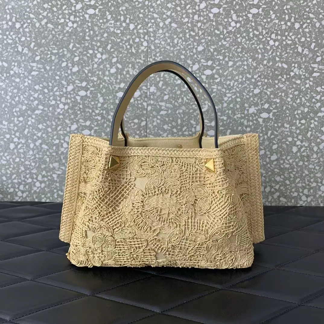 Sac fourre-tout en raphia avec finitions dorées, poignée supérieure et bandoulière - Sacs à main en paille design polyvalents pour la plage en été_voghion.com