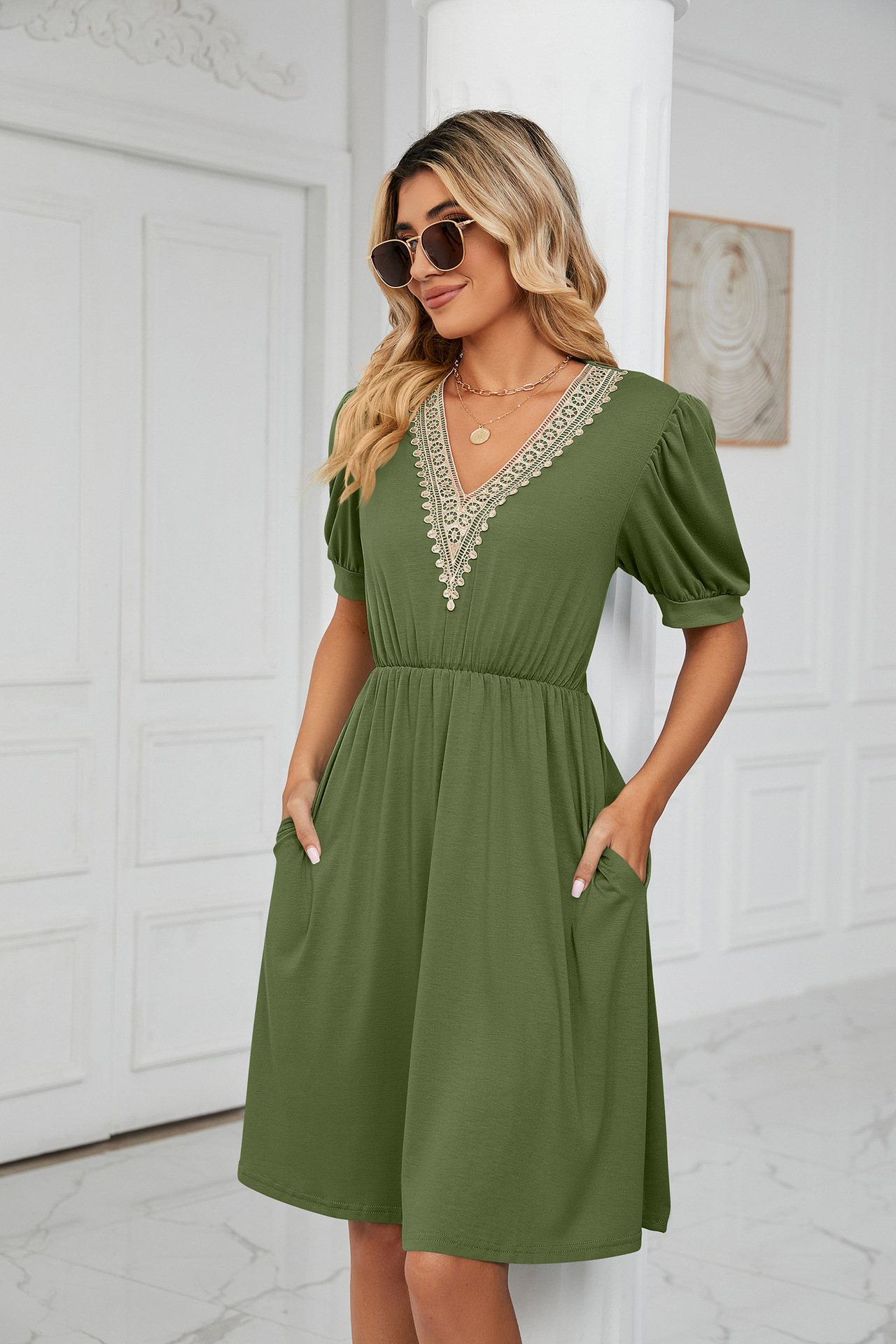 Damenkleid mit V-Ausschnitt und kurzen Ärmeln, mit festem Spitzenaufnäher_voghion.com