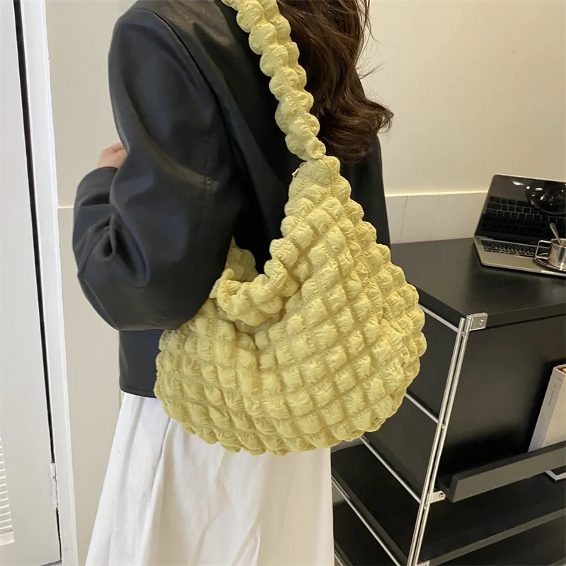 Borsa a tracolla trapuntata imbottita sotto le ascelle da donna, con pieghe a bolle, secchiello, borsa firmata, arricciata, nuvola, shopping_voghion.com