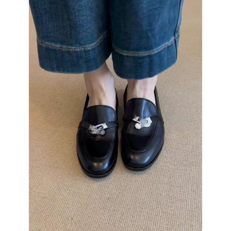 2024 Women's Round Toe Flat Loafers With Leather Upper And Metal Buckle Embellishment._voghion.com