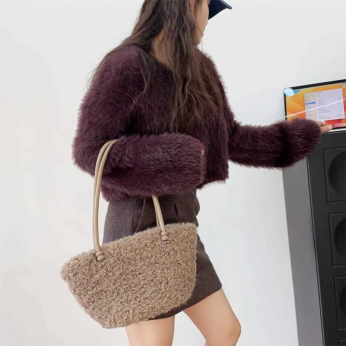 Bolso de hombro de felpa para mujer, de moda, liso, suave, informal, de lana de cordero, de gran capacidad, ligero, para uso diario._voghion.com