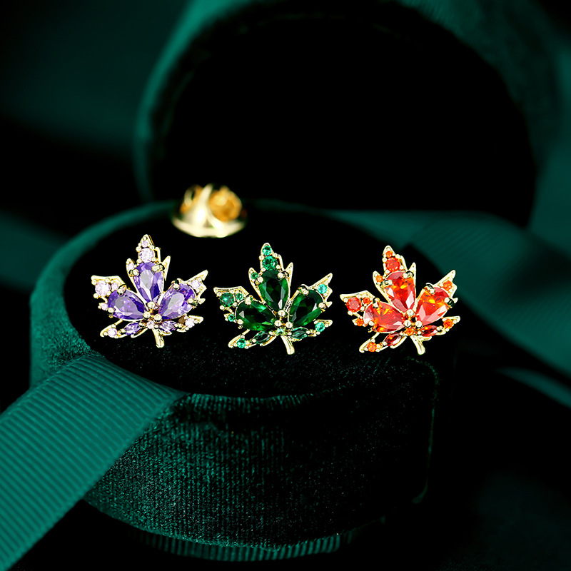Spilla autunnale in foglia d'acero, temperamento elegante, fibbia leggera antiscivolo, personalità creativa, piccola spilla da colletto, semplice_voghion.com