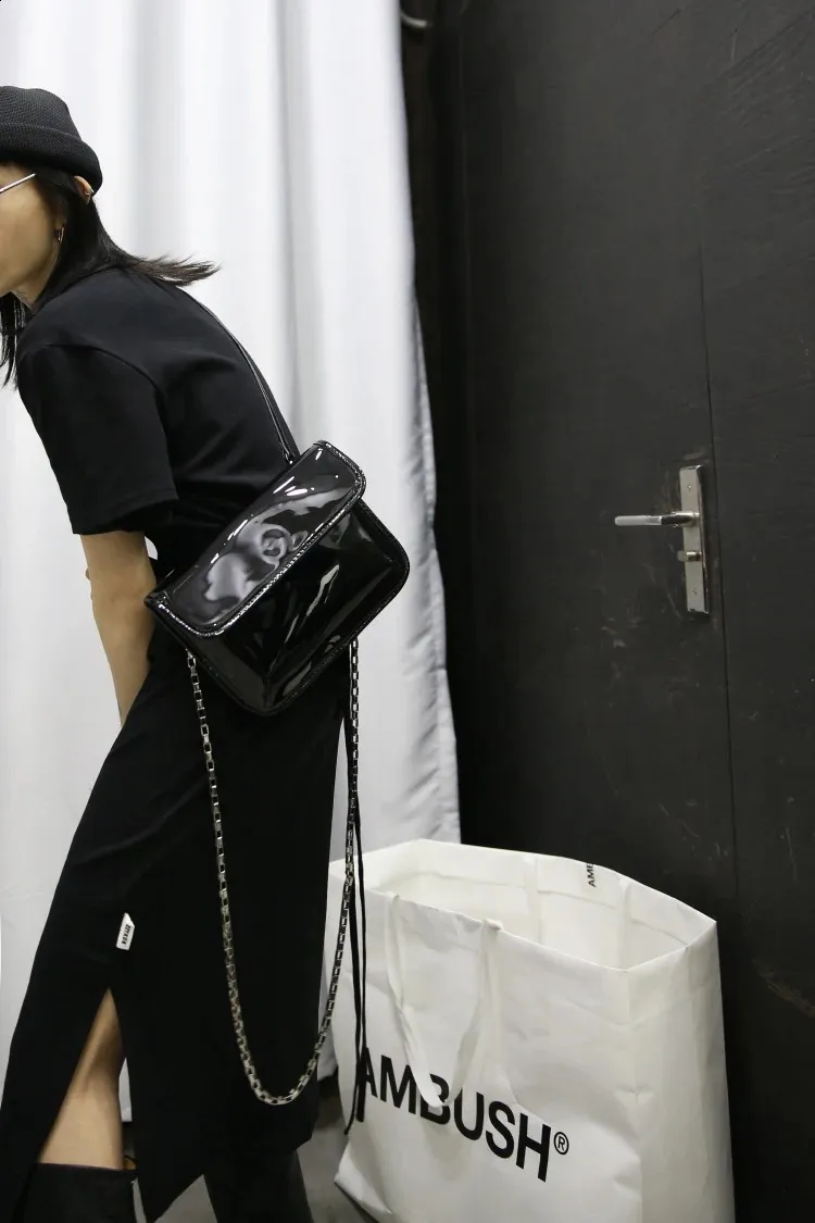 Klassische Schwarze Lackleder Umhängetasche Mit Kettengurt_voghion.com