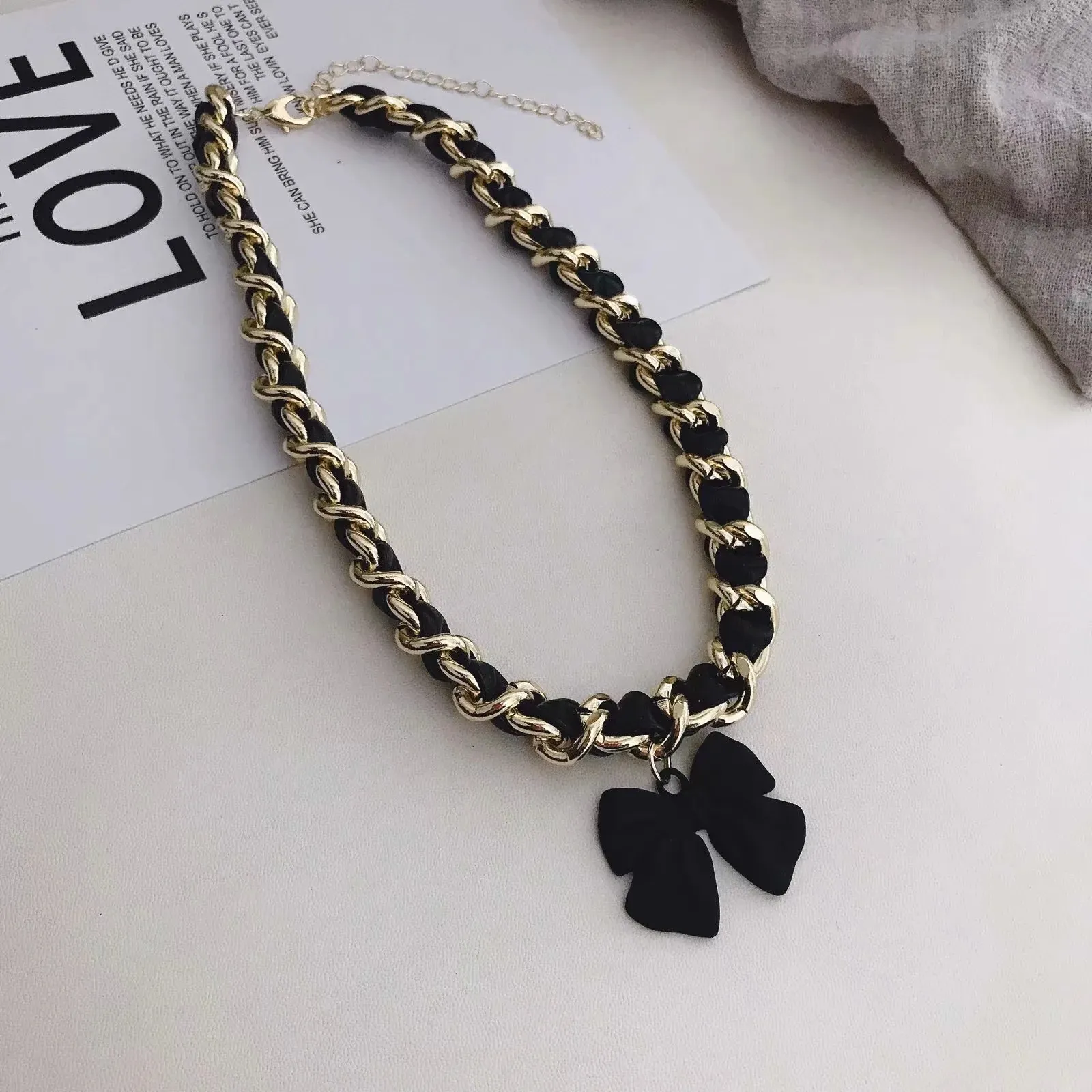 Collier ras de cou avec nœud papillon et cordon en cuir_voghion.com