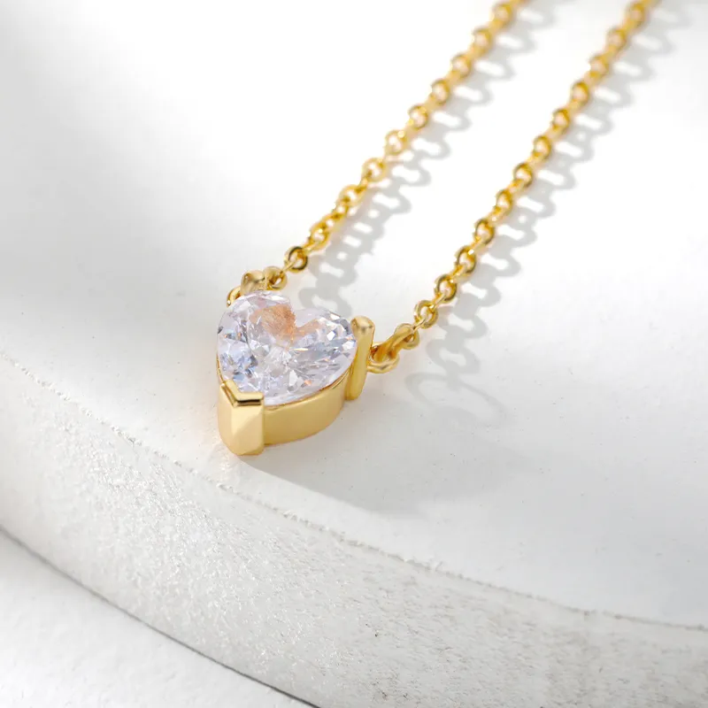 Collier pendentif cœur avec cristal coloré et chaîne dorée_voghion.com