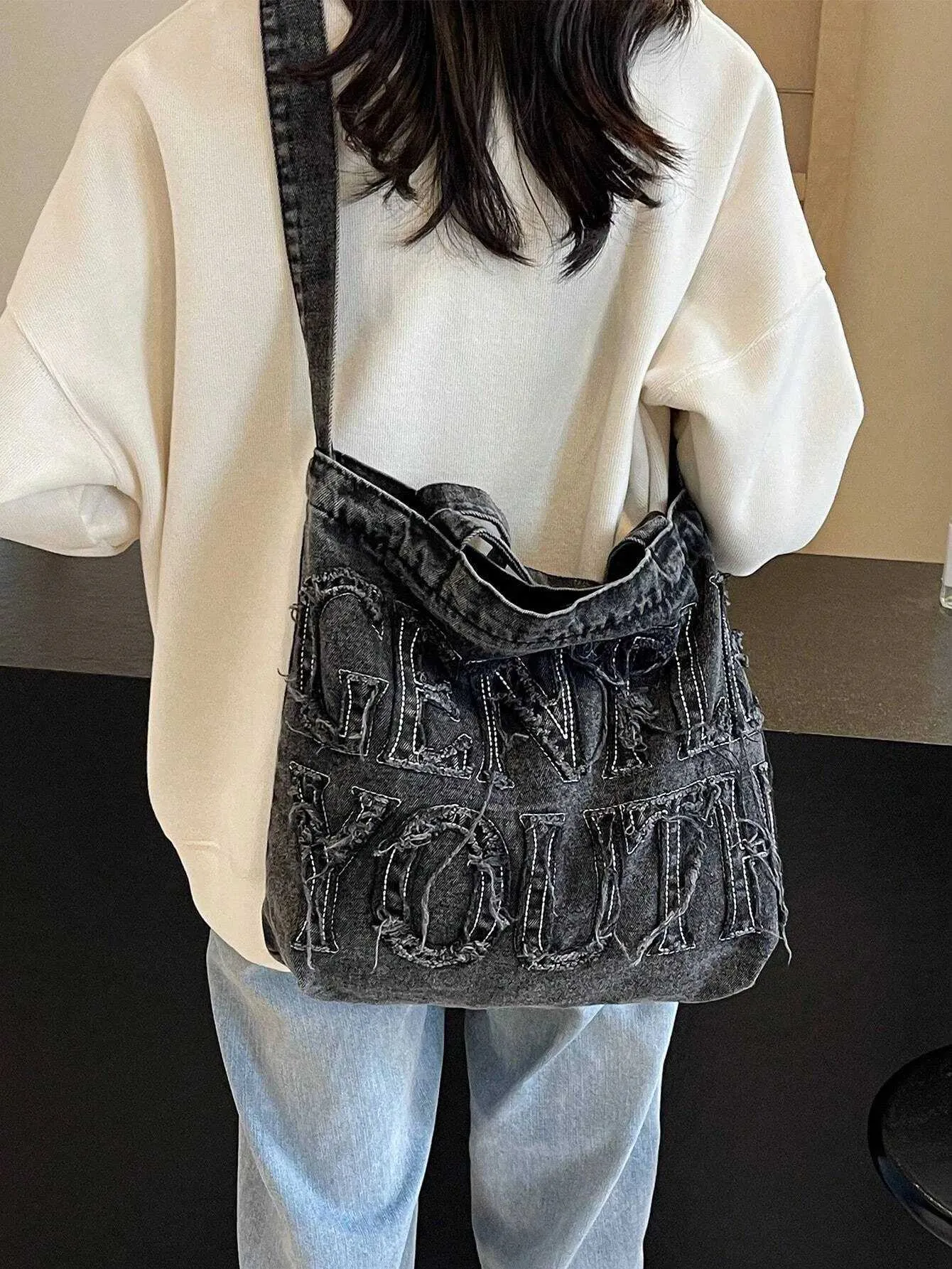 Minimalist Style R Edge Letter Design Jeans Canvas Solid Color Large Capacity Shoulder Bag Suitable For WomenC241116_voghion.com