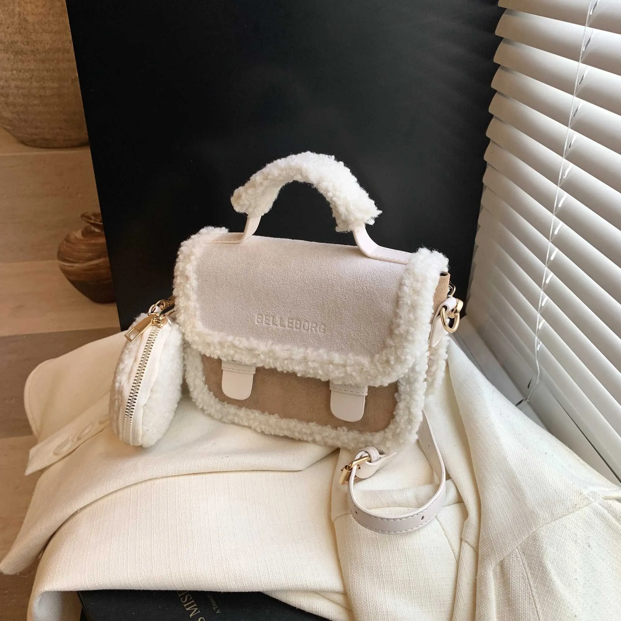 Nuevos bolsos de alta gama y de nicho con forma de cruz congelada para 2024 Y241216_voghion.com