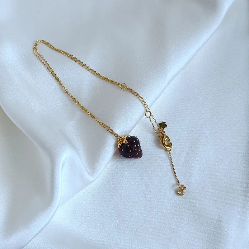 Collana di design fresca e carina in stile rurale alla moda, con tre petali di fiori dolci, adorabile cestino di fragole e api, perla._voghion.com