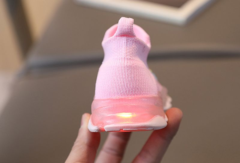 Bahar LED'i erkek ve kadınların nefes alabilen uçan dokuma çoraplarını, ayakkabılarını, ışıklı spor kapüşonlu ayakkabılarını aydınlatır_voghion.com