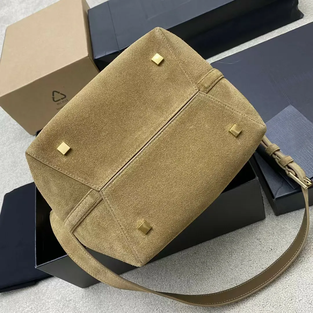 Borse a secchiello: borsa hobo in morbida pelle di vitello con manici superiori e tracolla regolabile, ideale per l'uso quotidiano_voghion.com