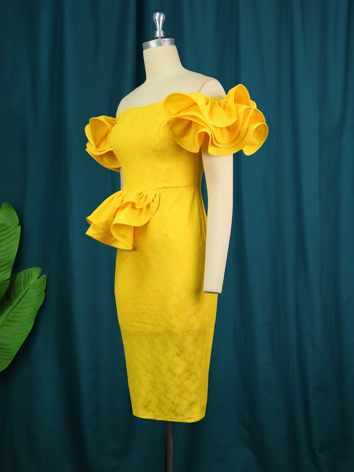 Plus Size Spring Lace Ruffle Dress One-shoulder Commuter Style_voghion.com
