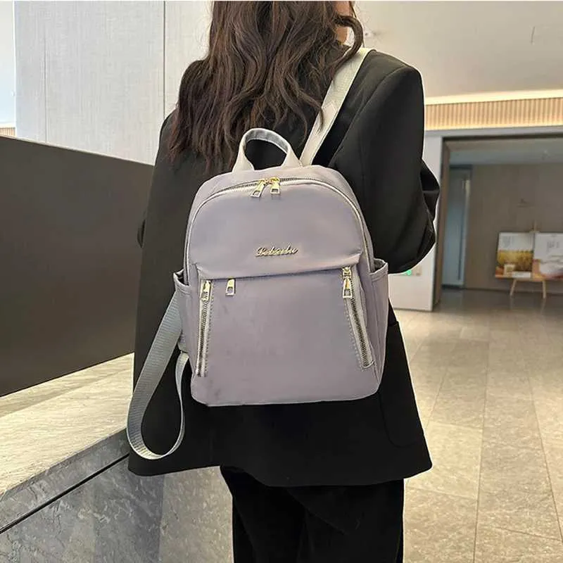 Mochila de mujer impermeable en nylon bolso versátil de moda_voghion.com