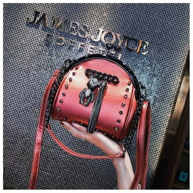 Metallfransen Dia Frauen Schulter Trend Stilvolle Chic Cartoon Anhänger Umhängetasche PU Leder Kette Weibliche Handba241216_voghion.com