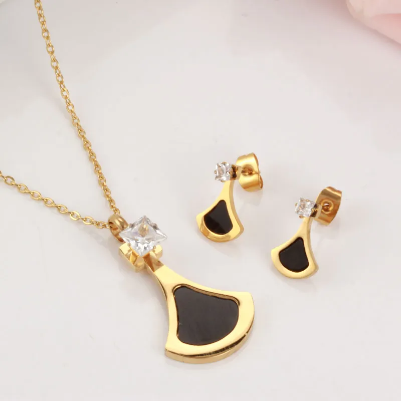 Collane con ciondolo Collana e orecchini geometrici Set gioielli in acciaio inossidabile per donne Triangolo di cristallo Moda rossa_voghion.com