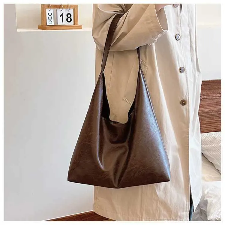 Lightweight PU soft leather large capacity womens shoulder lower arm buckle casual style makeup bag Y241123_voghion.com