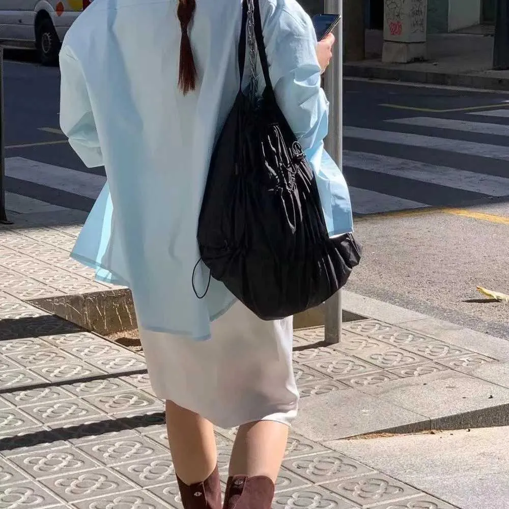Summer 2024 Waasserdicht Nylon Grousskapazitéit Schëllertasch mat Schnür, Liichtgewiicht, Geplisséiert, Fräizäit, Männer a Fraen, Casual_voghion.com