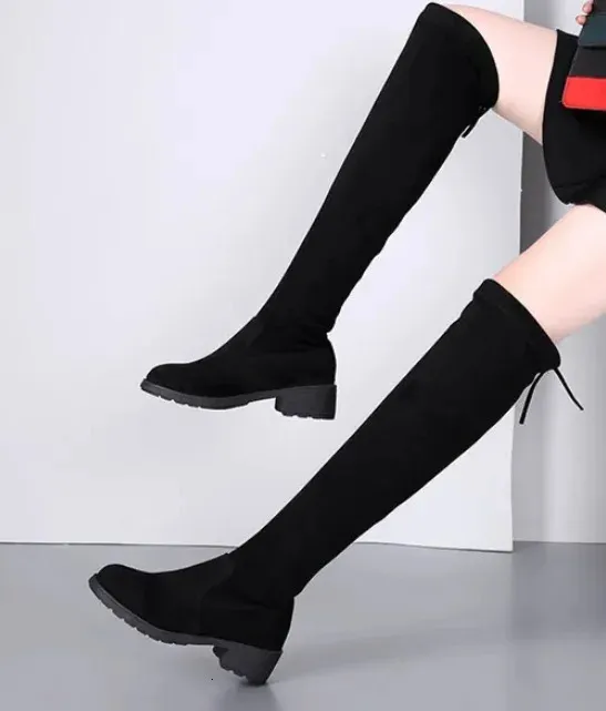 Stivali da donna invernali neri sopra il ginocchio comodi con lacci e tacchi alti alla moda, caldi, in pelle scamosciata, punta rotonda 241024_voghion.com