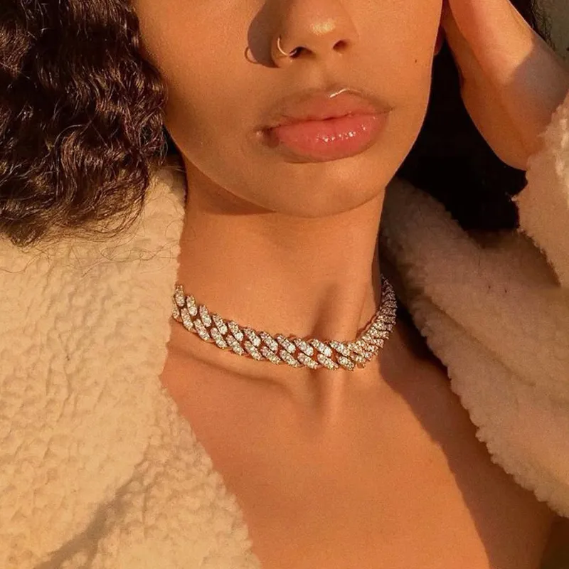 Colar choker cuban link iced out para mulher cor dourada com strass_voghion.com