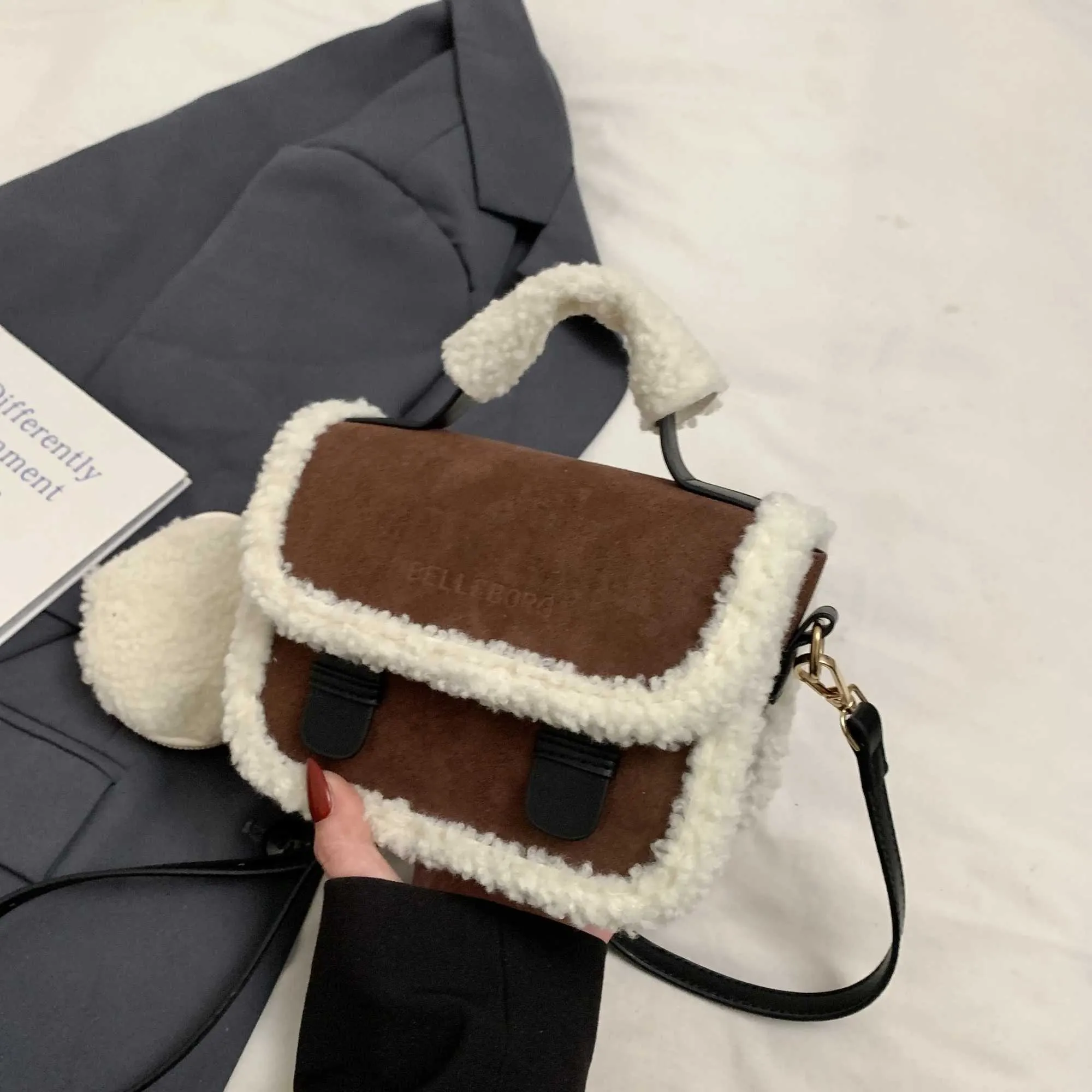 Nuevos bolsos de alta gama y de nicho con forma de cruz congelada para 2024 Y241216_voghion.com