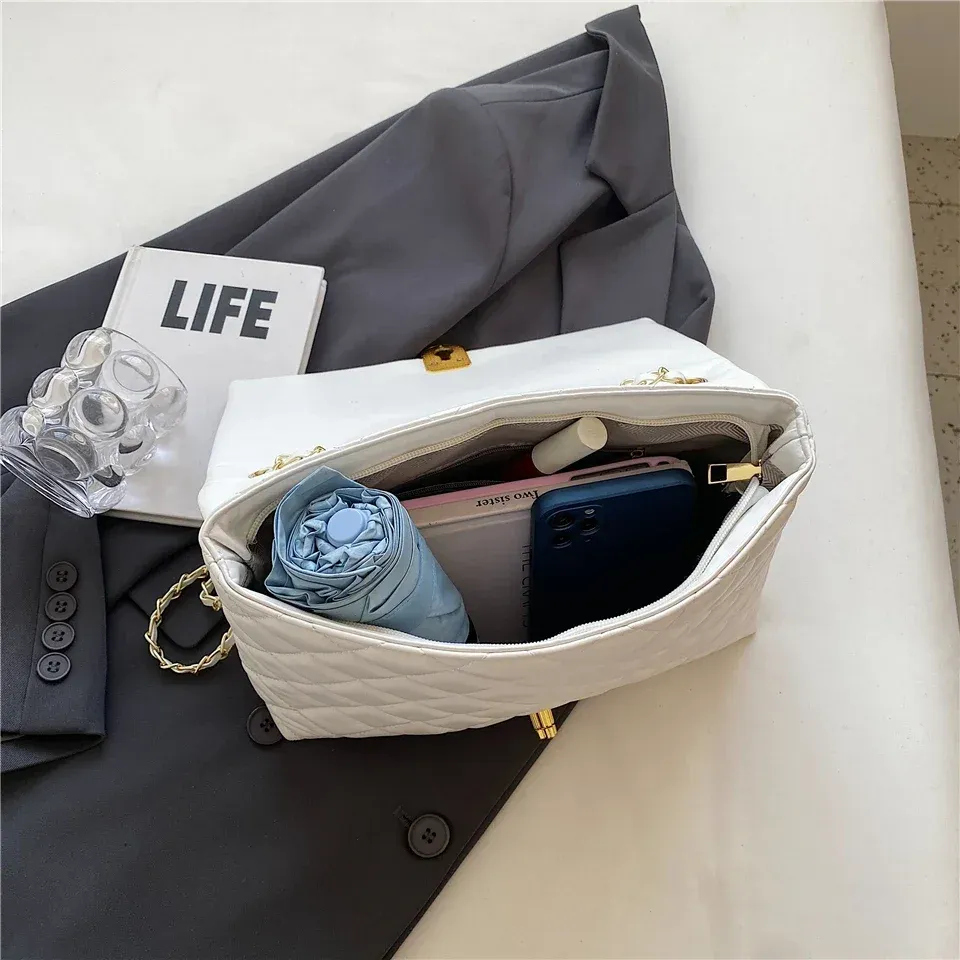 Elegante bolso bandolera acolchado de piel: bolso cruzado de diseño para mujer, con cadena grande, bolso elegante en blanco y negro._voghion.com