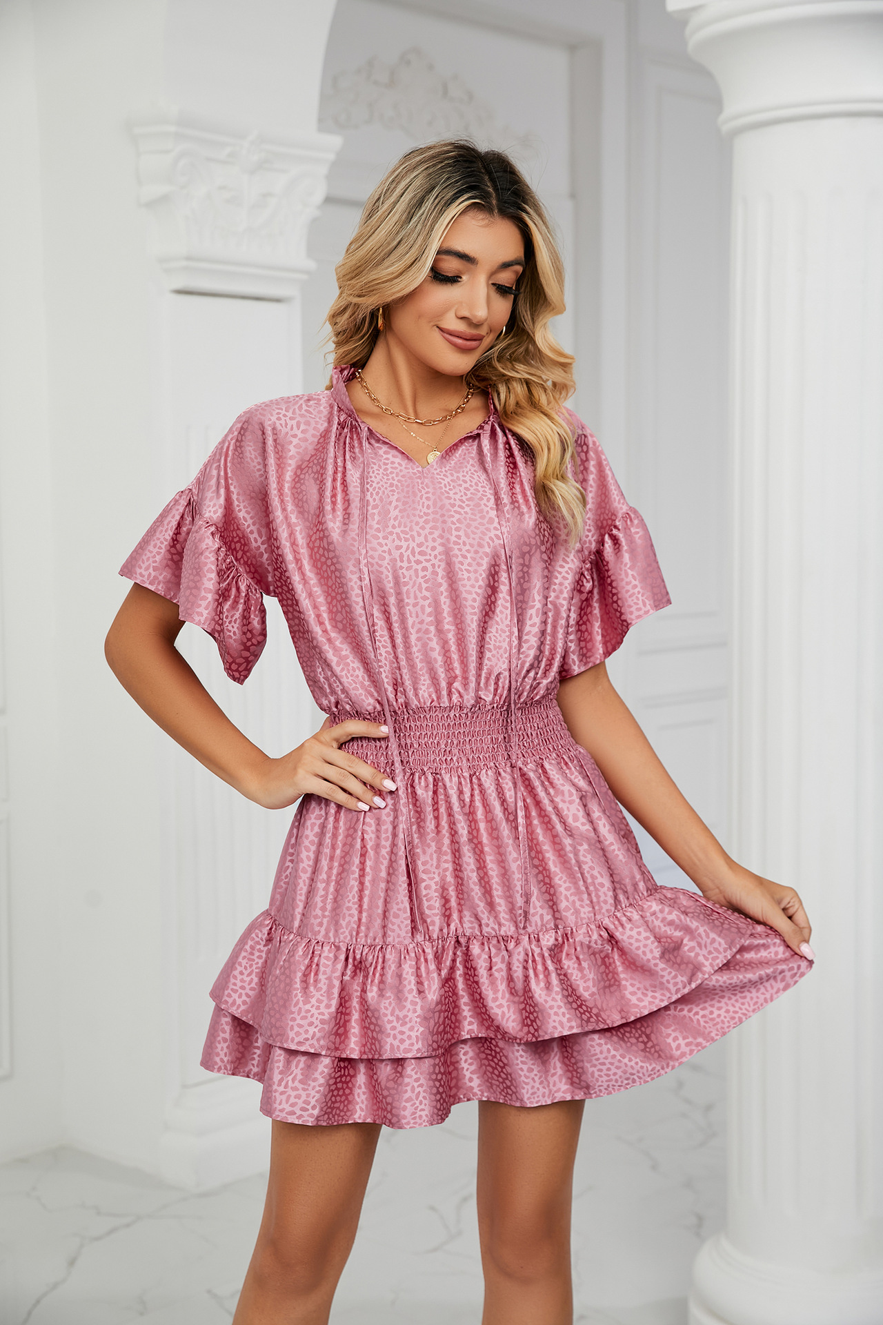 Damenkleid aus Satin mit fester Taille, lockerem V-Ausschnitt und Rüschen_voghion.com