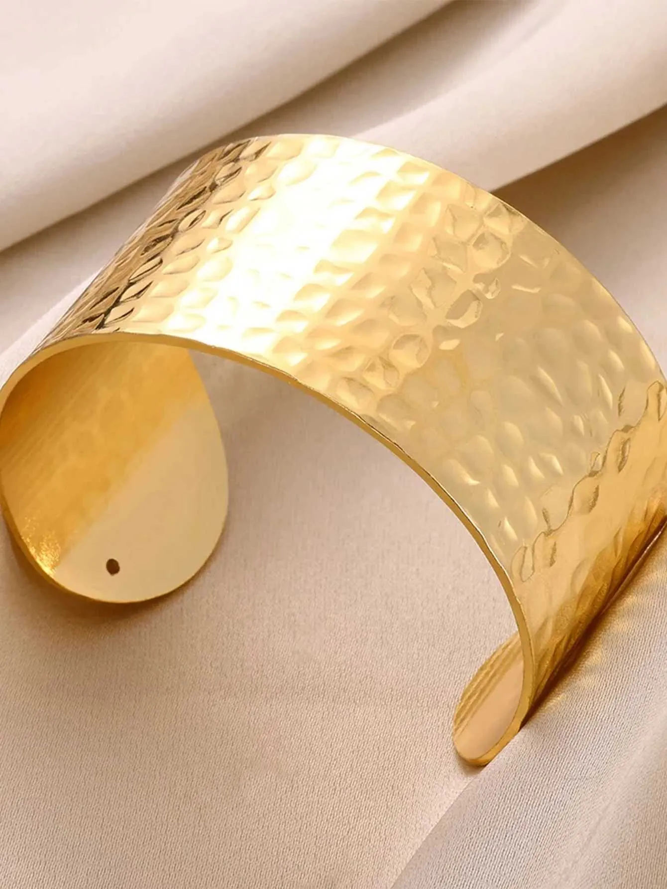 Bracciale a polsino dorato squisito design classico per donna_voghion.com