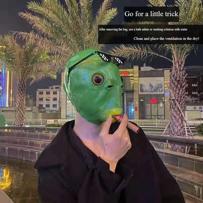 Sculptură în nisip a unui om-pește Monstru online Ancoră celebră amuzantă cu cap verde Mască de spectacol_voghion.com