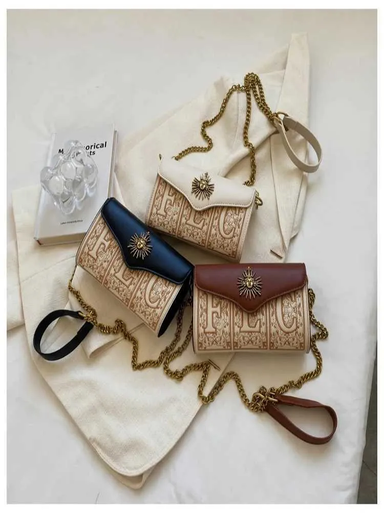Korean Version Of Niche Design Embroidered Chain Womens Shoulder Crossbody Bag New Fashionable And Stylish Texture_voghion.com