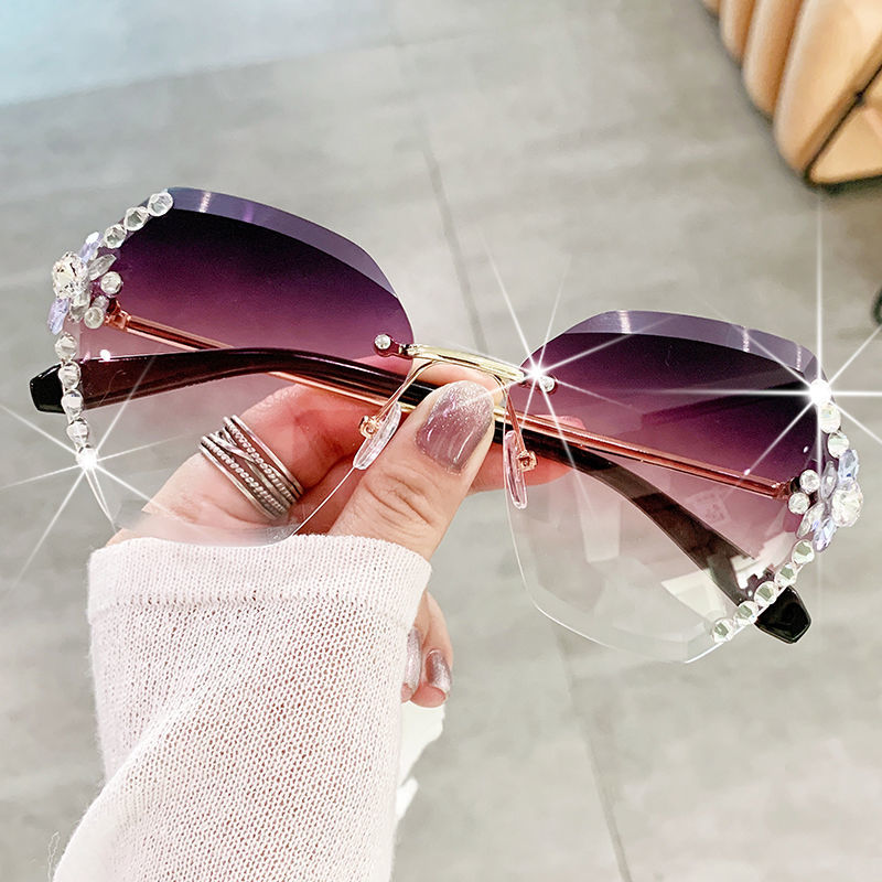 Occhiali da sole donna alla moda con strass e protezione uv_voghion.com