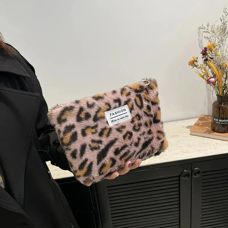 Plyšová make-up taška s leopardím potiskem, velkokapacitní, přenosná cestovní toaletní potřeby, kosmetika, prémiová senzorická úložná taška 241204_voghion.com