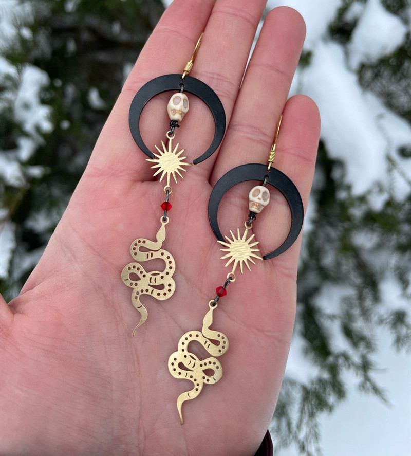 Orecchini a gancio con teschio in oro gotico Black Moon_voghion.com
