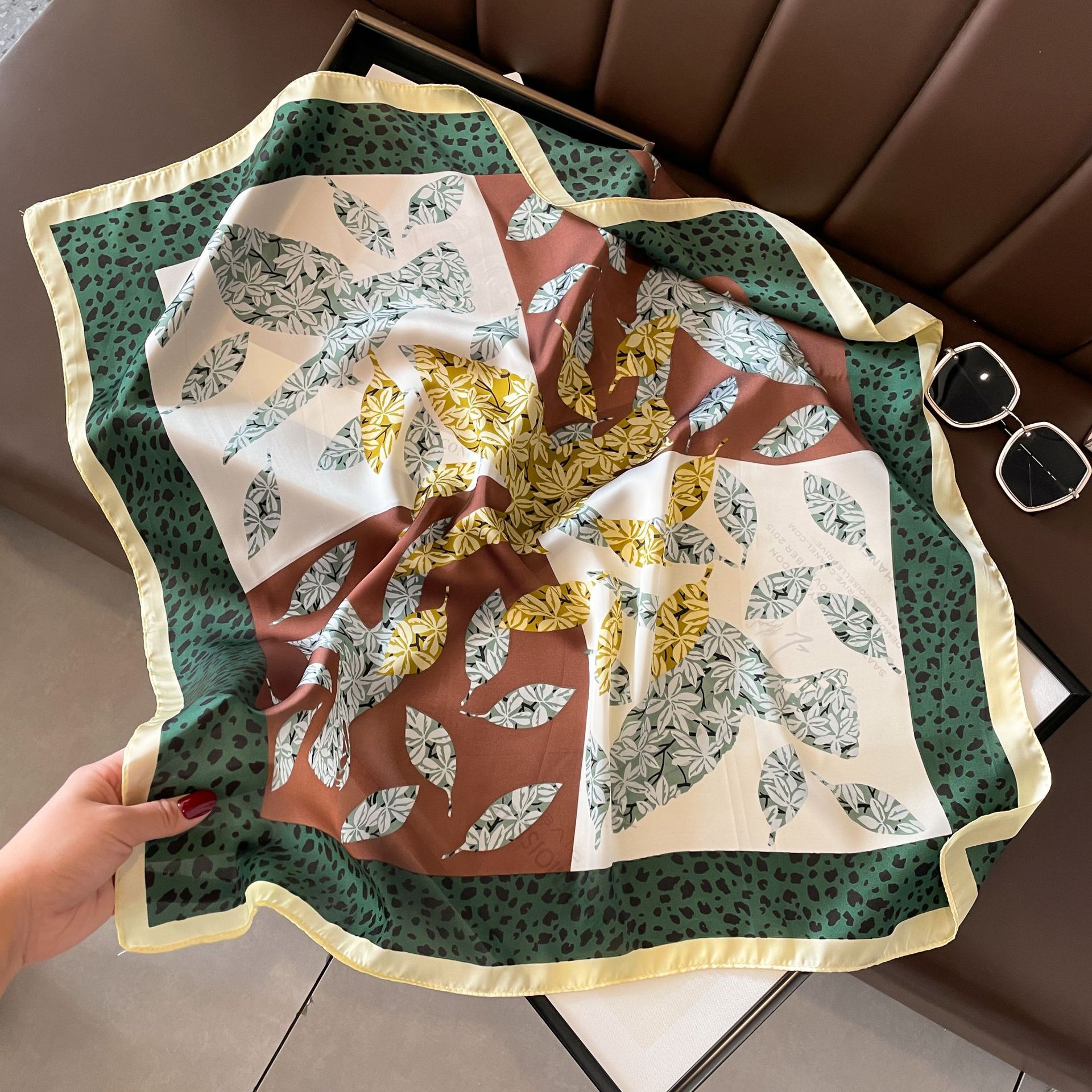 Sciarpa decorativa piccola a scialle da donna in raso quadrato di seta coreana con fiore pianta coreana di nuovo stile 70 cm_voghion.com