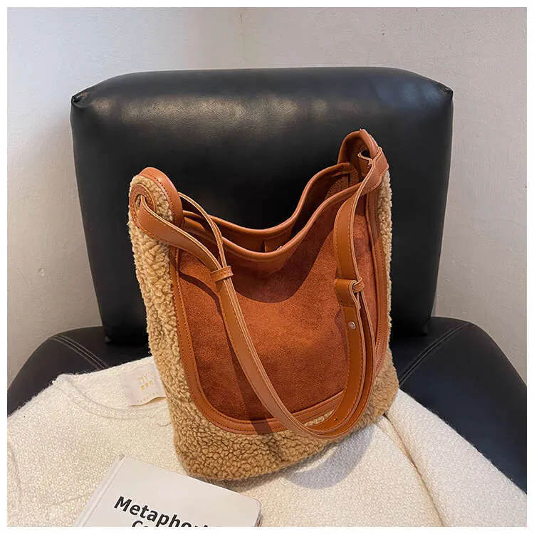 Grand sac à bandoulière de grande capacité pour femme 2023, nouveau sac fourre-tout en laine d'agneau d'automne et d'hiver en peluche, sac seau à une épaule_voghion.com
