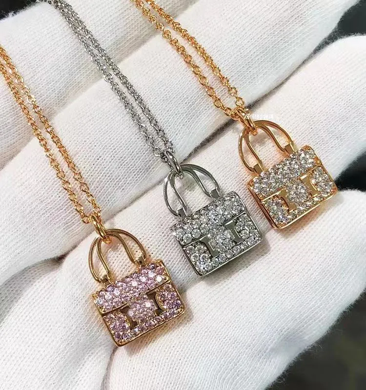 Gold Handtasche Tasche Designer Anhänger Halskette für Frauen Weiß Diamant Stein Glück Einfache Klassische Kurze Kette Choker Liebe_voghion.com